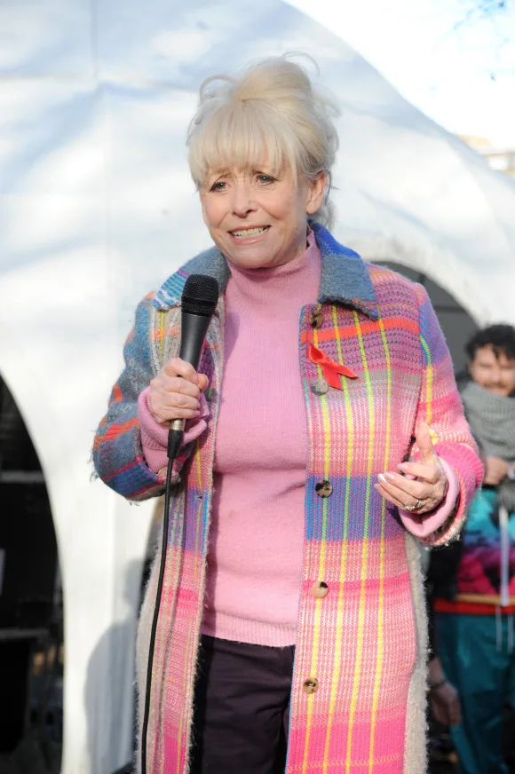Barbra Windsor prend le départ de la Red Run UK pour collecter des fonds au profit d'organisations caritatives de lutte contre le VIH à Victoria Park, à Londres.