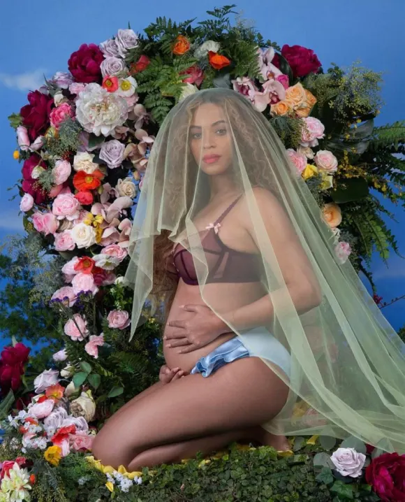 Beyonce announces her pregnancy on Instagram.