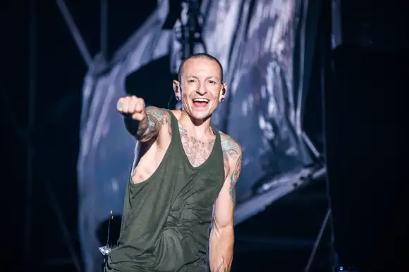 SHANGHAI CHINA JULY 22 CHINA OUT Chester Bennington of Linkin Park performs on the stage durin