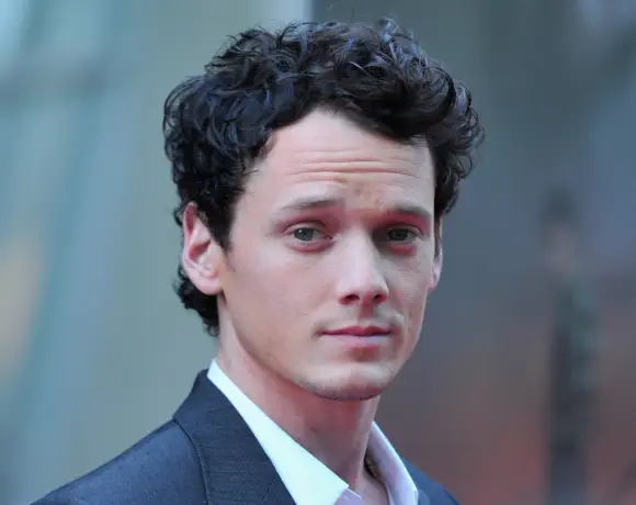 Club 27 : Ces stars sont mortes à l'âge de 27 ans Anton Yelchin acteurs musiciens artistes liste 2021
