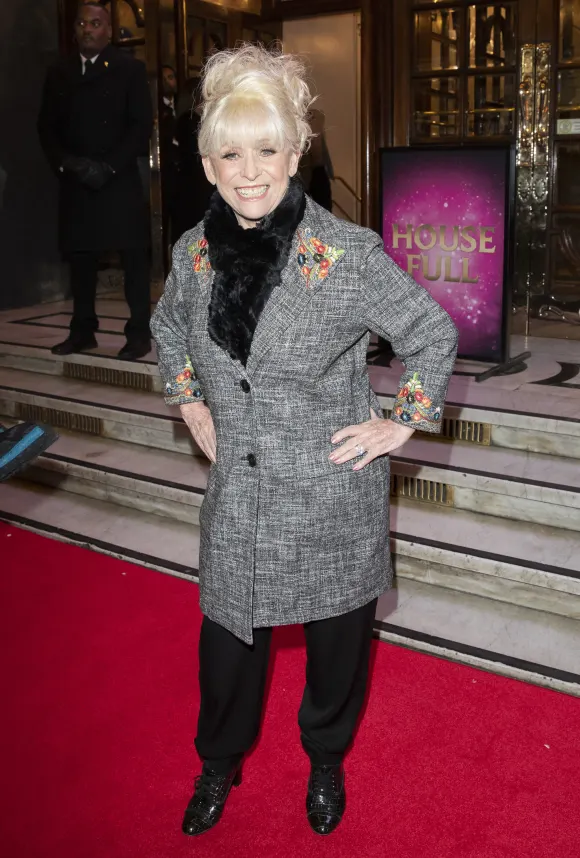Décès de Barbara Windsor à l'âge de 83 ans (1937-2020) Hommage au Prince Charles