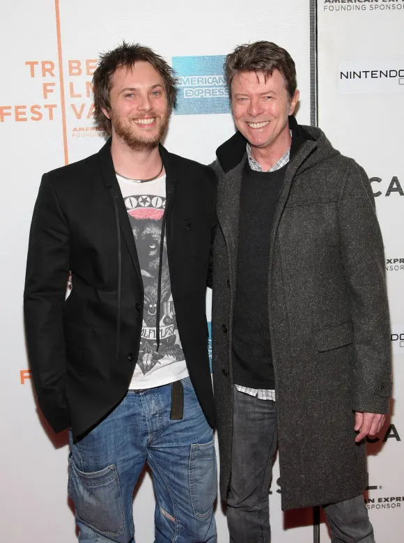 David Bowie y su hijo Duncan Jones en 2009