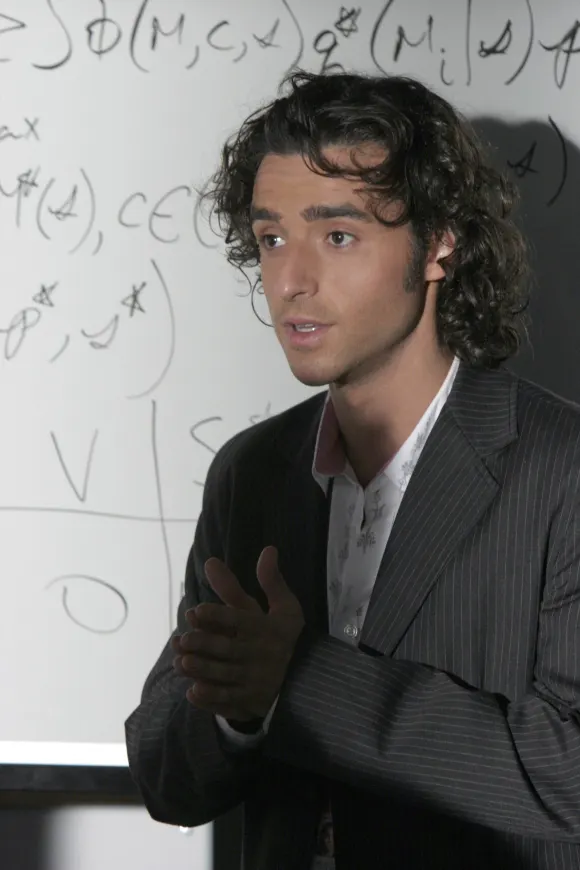 David Krumholtz a joué le rôle du professeur Charlie Eppes, frère de Don Eppes. Après la série, l'acteur a consacré du temps à sa famille et est revenu pour quelques films comme "This is the End" avant de se tourner davantage vers l'interprétation vocale. Il a été la voix de personnages dans "All Hail King Julien" et "Star vs the Forces of Evil".