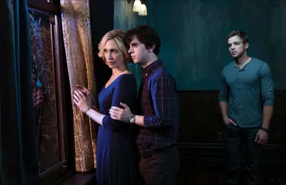 Vera Farmiga, Freddie Highmore & Max Thieriot Characters: Norma Louise Bates, Norman Bates, Dylan Massett Television: Bates Motel (TV-Series)
