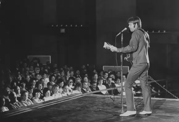 Singer  Glen  Campbell  on  stage  at  San  Antonio's  Hemis  Fair  theater.

Ralph  Crane/The  LIFE