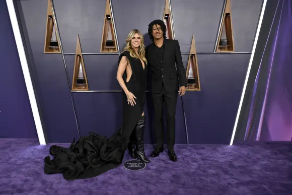 Heidi Klum, Henry Samuel, outfit, red carpet, AMAs