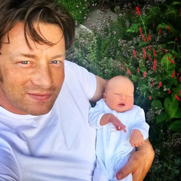Jamie Oliver con su hijo en brazos