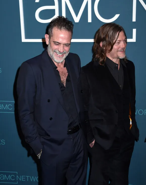 Le 19 avril 2023, New York, New York, États-Unis : Jeffrey Dean Morgan et Norman Reedus assistent à l'Upfront 2023 d'AMC Networks au J