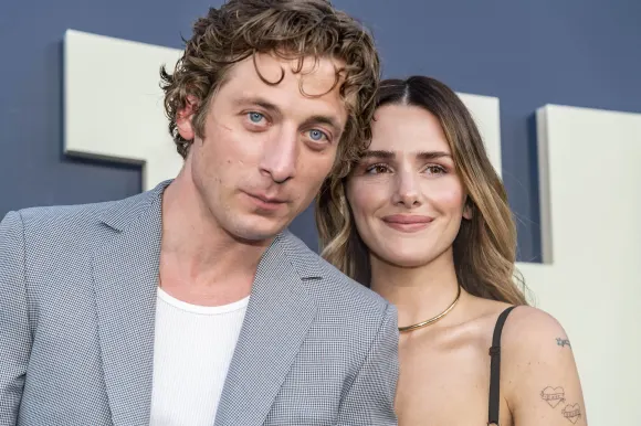 Jeremy Allen White mit Ehefrau Addison Timlin bei der Premiere der FX TV.-Serie The Bear in den Goya Studios. Los Angel