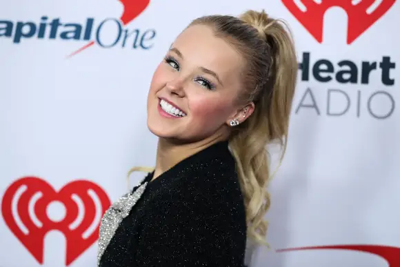 iHeartRadio 102.7 KIIS FM s Jingle Ball 2021 JoJo Siwa arrive au iHeartRadio 102.7 KIIS FM s Jingle Ball 2021 présenté