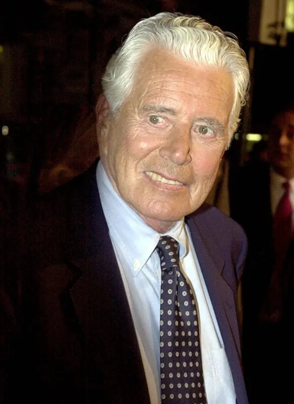 L'acteur américain John Forsythe arrive à la première du film