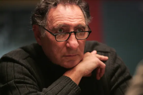 Judd Hirsch jouait le rôle du père de Don et Charlie, Alan Eppes. Après l'annulation de la série, Hirsch a joué Abraham Morgan dans "Forever", Arthur Przybyszewski dans "Superior Donuts" et est apparu dans "Uncut Gems".