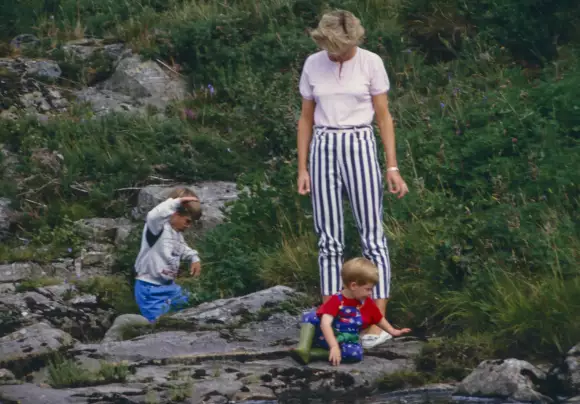 Lady Diana on vacation with Prince William and Prince Harry