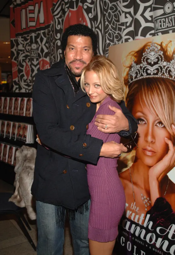 Lionel Richie and Nicole Richie share a moment at the "The Truth About Diamonds" book signing.