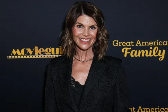31st Annual Movieguide Awards Gala HOLLYWOOD, LOS ANGELES, CALIFORNIA, USA - FEBRUARY 09: Lori Loughlin arrives at the 3