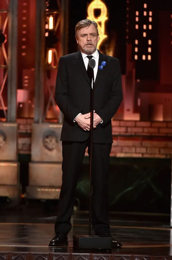 Mark Hamill honors Carrie Fisher with tribute