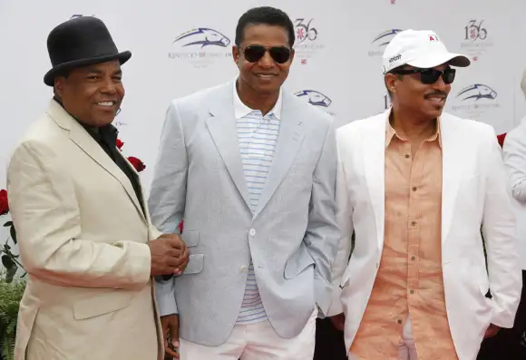 01 mai 2010 - Louisville, Kentucky, États-Unis - Tito, Jackie et Marlon Jackson, de gauche à droite, sont arrivés à la 136e course à pied.