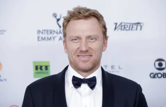 Kevin McKidd arrives on the red carpet at the 45th International Emmy Awards at the New York Hilton