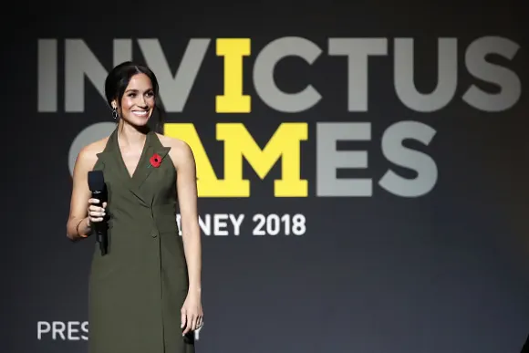 SYDNEY, AUSTRALIE - 27 OCTOBRE : Meghan, duchesse de Sussex, s'exprime sur scène lors de la cérémonie de clôture des Invictus Games 2018 à la Qudos Bank Arena, le 27 octobre 2018 à Sydney, en Australie (Photo de Mark Kolbe/Getty Images pour la Fondation des Jeux Invictus).