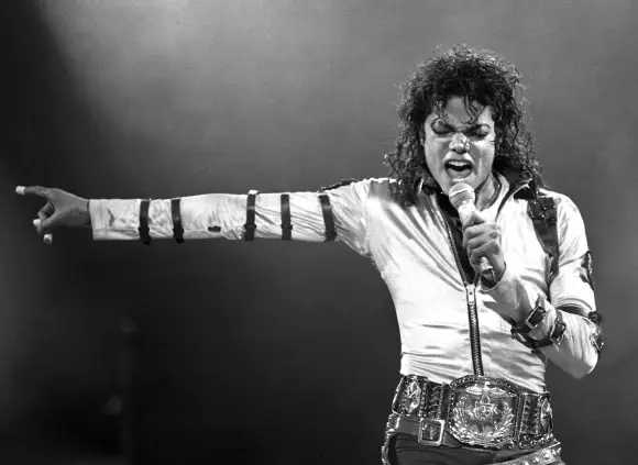 Michael Joseph Jackson (29 août 1958 - 25 juin 2009), artiste américain, homme d'affaires et de spectacle, est le roi de la pop.