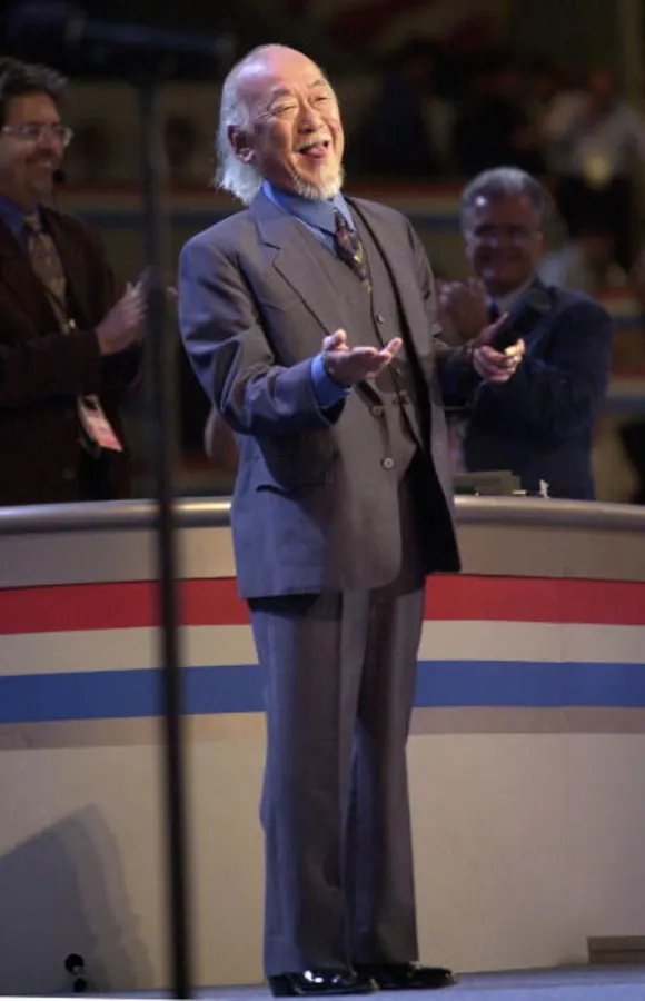 El actor Pat Morita es aplaudido mientras canta el Nati