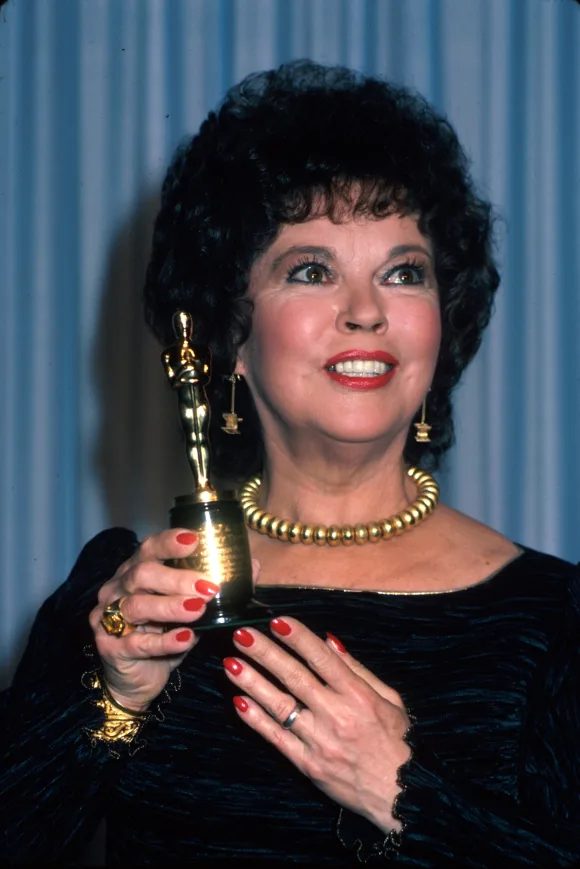 Former  child  actress/foreign  diplomat  Shirley  Temple  Black  holding  her  honorary  Oscar.

DM