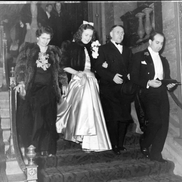 Actress Shirley Temple walking down the stairs with parents, United States, 1941.

Peter Stackpole/T