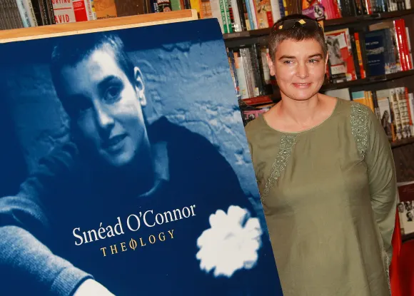 Sinead O'Connor se rend chez Borders pour promouvoir son nouveau CD "Theology".