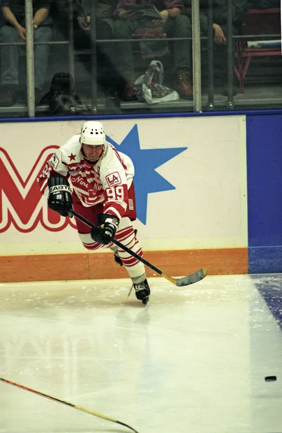 HISTORISKEBILDER Oslo 19941206. Ishockeyspiller Wayne Gretzky fra Los Angeles Kings i aksjon pa ishockeybanen. Foto John