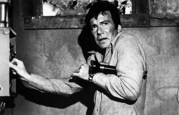 KINGDOM OF THE SPIDERS, William Shatner, 1977 Courtesy Everett Collection PUBLICATIONxINxGERxSUIxAUTxONLY Copyright: xCo