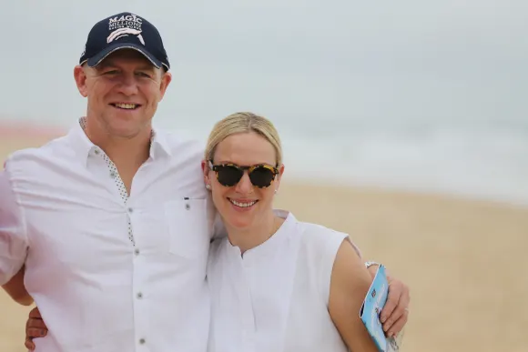 Zara y Mike Tindall, reales sin títulos, asistieron a un evento de surfeo en la costa dorada de Australia, donde aprovecharon la ocasiones para vestirse más cómodos y en conjunto.