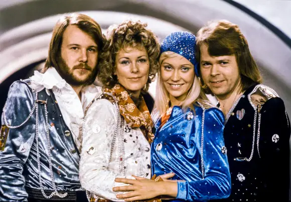 Benny Andersson, Anni-Frid Lyngstad, Agnetha Faltskog et Bjorn Ulvaeus du groupe ABBA après leur victoire au CES le 6 avril 1974.