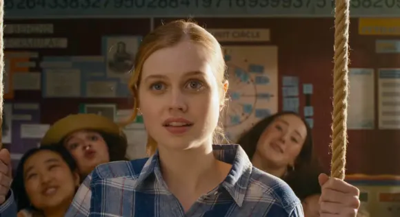 MEAN GIRLS, LOLITA MALGRE MOI MEAN GIRLS 2024 de Samantha Jayne et Arturo Perez Jr. Angourie Rice. scenario de Tina Fey