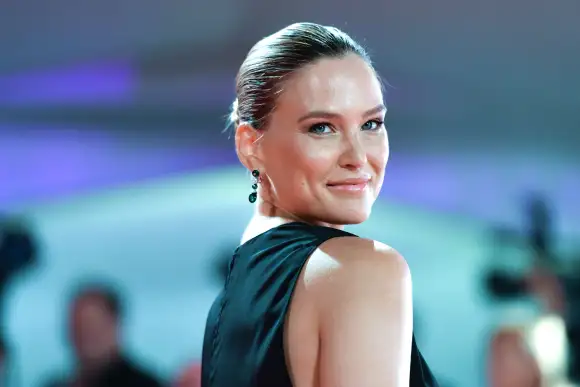 Bar Refaeli casts her look over her shoulder at the 2019 Venice Film Festival