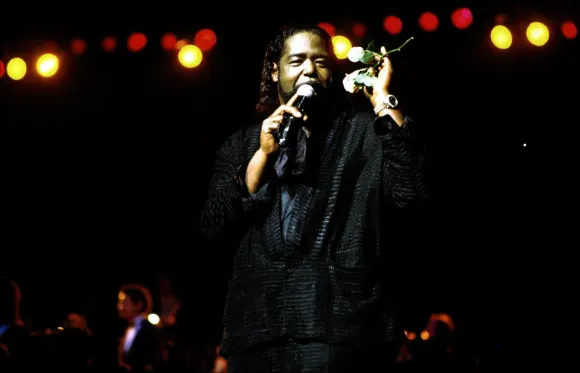 1/ Konzert: Barry White, voc, Sänger, Mikrofon, Rose, Blues, Soul, Musik, BERLIN DEUTSCHLAND, GERMANY *** 1 concert Barr
