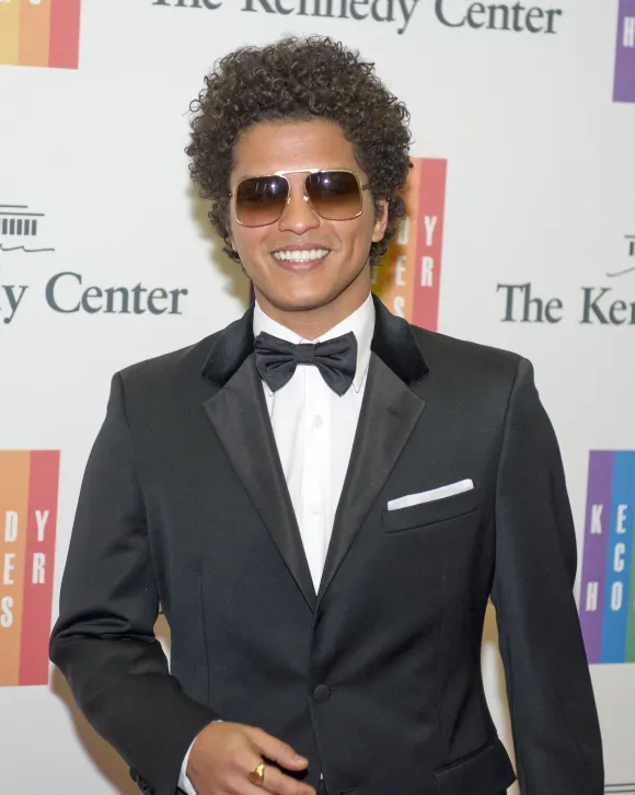 Bruno Mars arrives for the formal Artist s Dinner honoring the recipients of the 2014 Kennedy Center Honors hosted by Un