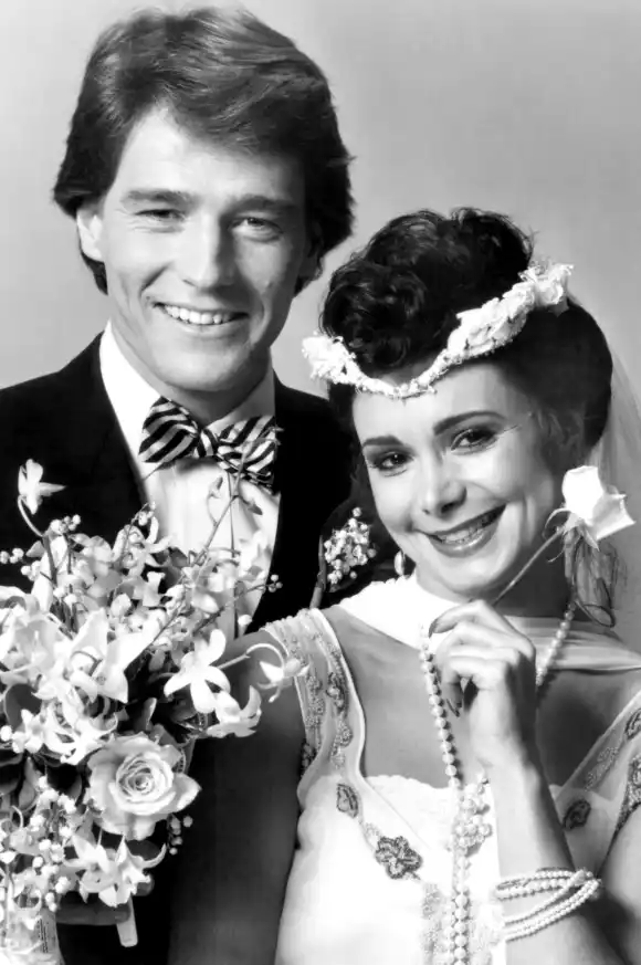 Bryan Cranston et Lesley Vogel dans Loving