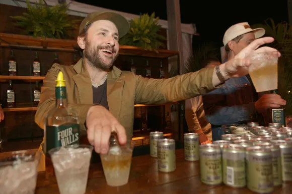 Captial One Early Access Heinz Burger Bash présenté par Schweid Sons et animé par Rachael Ray : Charlie Day servant