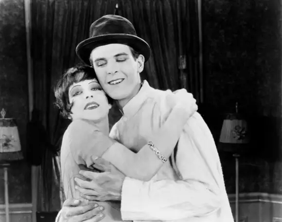 Clara Bow et Donald Keith dans "L'âge de plastique".