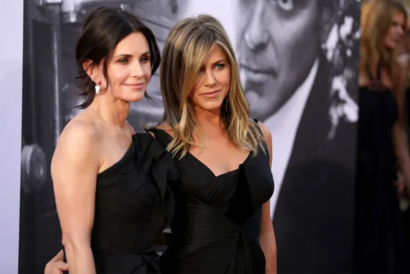 Girlfriends Courteney Cox and Jennifer Aniston
