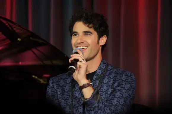 Darren Criss habla en el escenario de An Evening With Darren Criss Featuring Special Guest Producer Ron Fair, el 12 de noviembre de 2021.