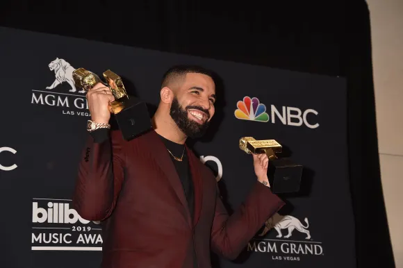 2019 Billboard Music Awards - Press Room LAS VEGAS, NV - MAY 01: Drake poses with the awards for Top Artist, Top Male Ar