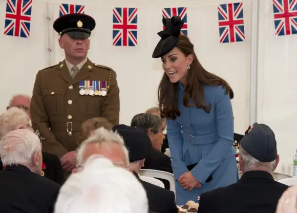 Catherine, duchesse de Cambridge, rencontre des vétérans pour un thé avant d'assister à la commémoration du 70e anniversaire du débarquement de Normandie, le 6 juin 2014.