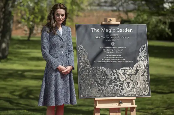 Catherine, duchesse de Cambridge, avec la plaque qu'elle a dévoilée lors de l'inauguration officielle du Jardin magique, le 4 mai 2016.