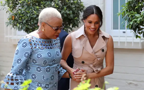 Meghan, duchesse de Sussex, marche avec Graca Machel, veuve de feu Nelson Mandela, le 2 octobre 2019.