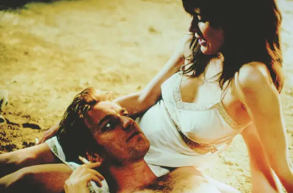 Ewan McGregor et Emily Mortimer dans  'Young Adam'.
