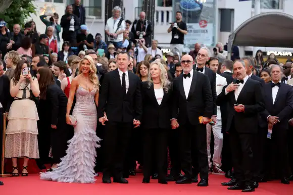 J MontÃ e des marches du film Â\ Furiosa A Mad Max Saga Â\ lors du 77eme Festival International du Film de Cannes McKinz