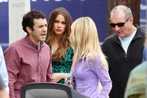 Fred Savage, Sofia Vergara, Ed O'Neill filming