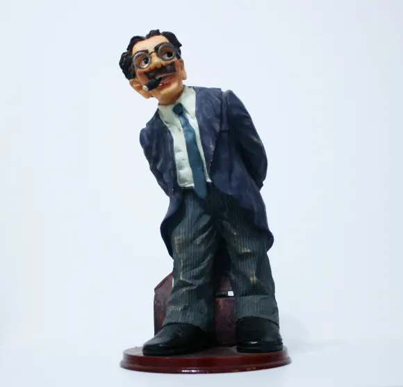 GROUCHO MARX, Small scale statue of Groucho Marx