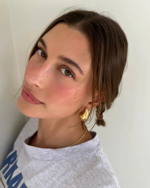 Hailey Bieber taches de rousseur